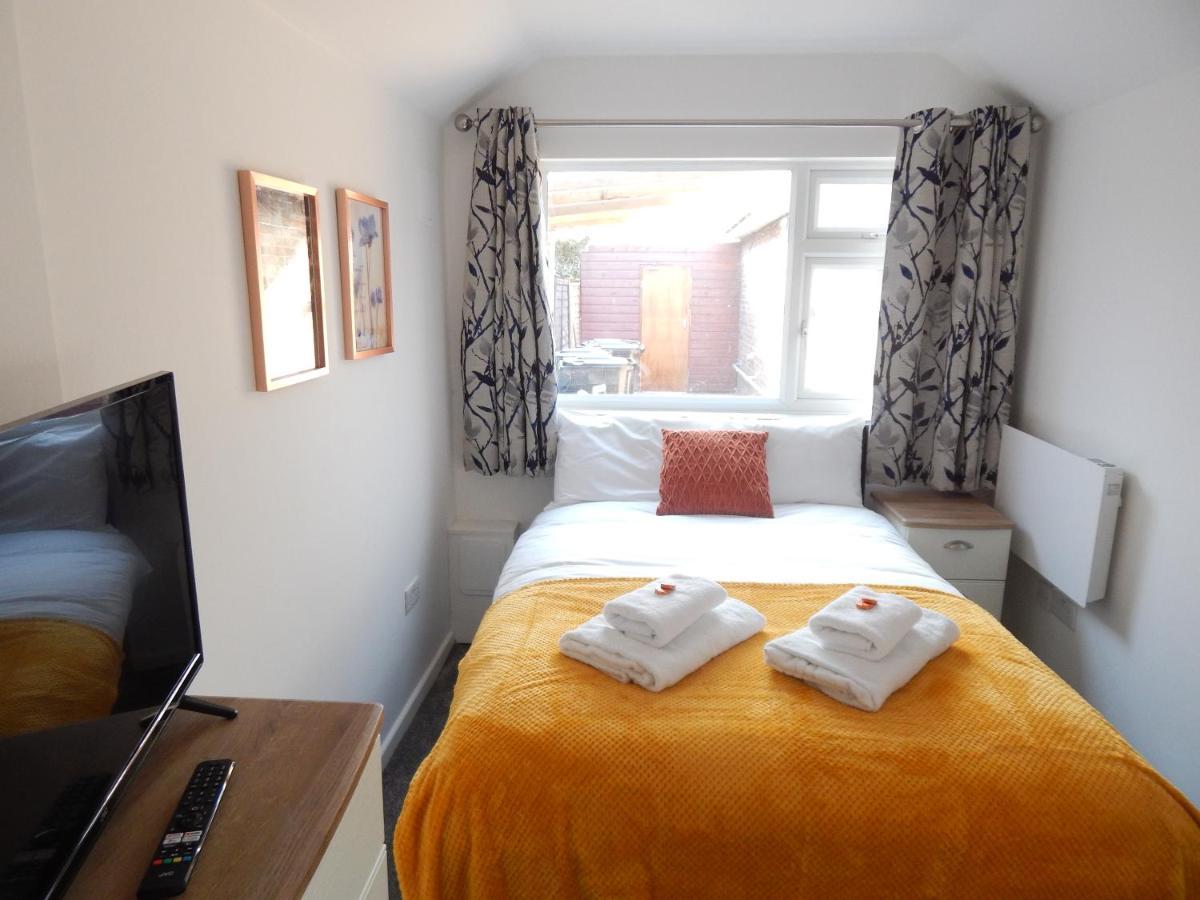 Modern, Well Located En-Suite Rooms With Parking - Orbitat Accommodations Cambridge  Exterior photo