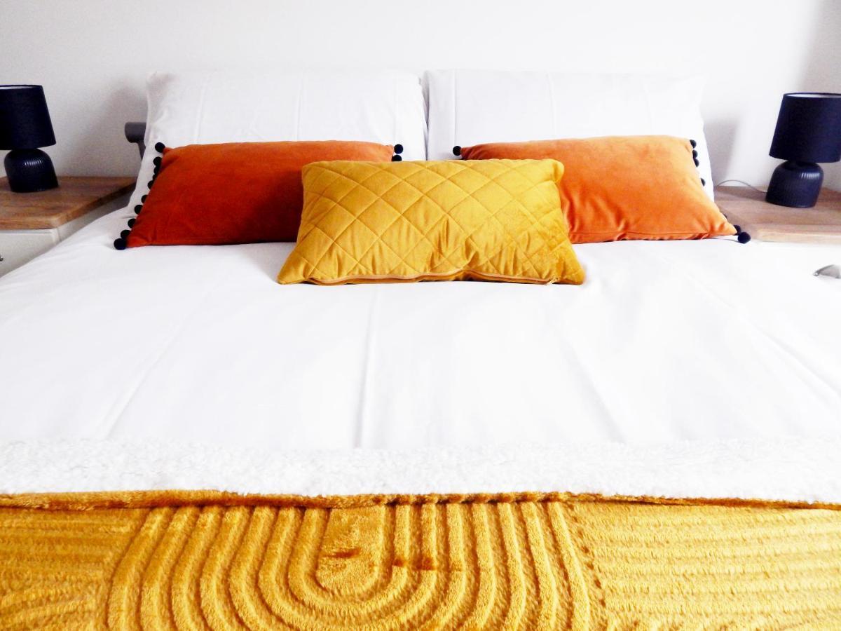 Modern, Well Located En-Suite Rooms With Parking - Orbitat Accommodations Cambridge  Exterior photo