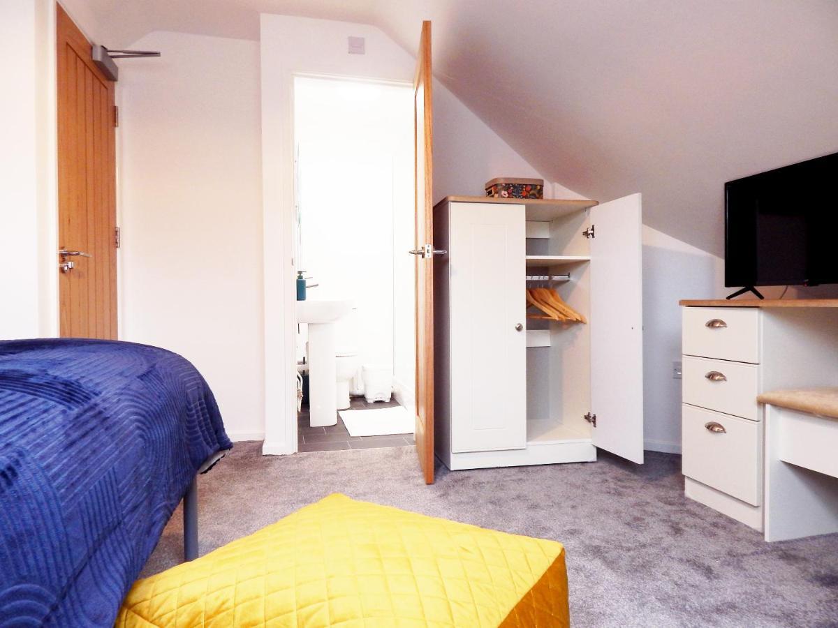 Modern, Well Located En-Suite Rooms With Parking - Orbitat Accommodations Cambridge  Exterior photo