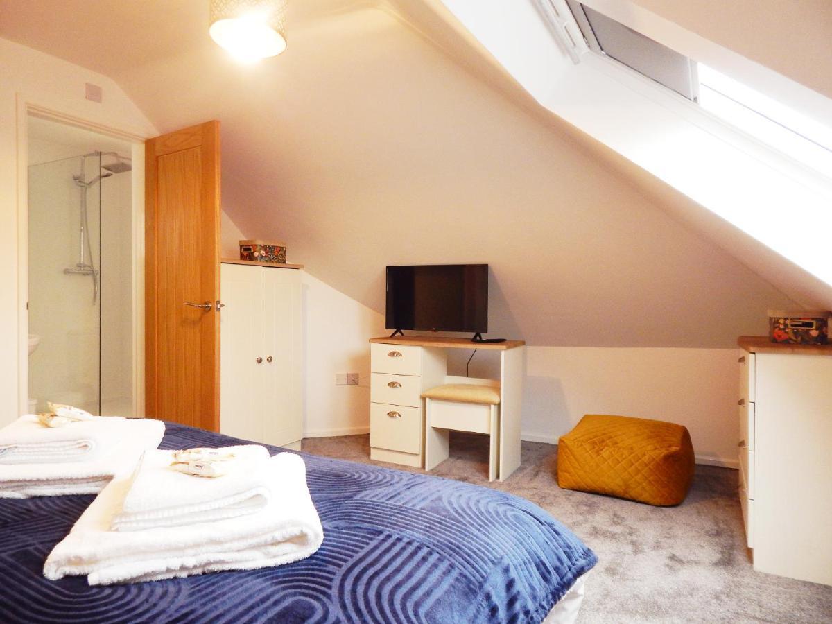 Modern, Well Located En-Suite Rooms With Parking - Orbitat Accommodations Cambridge  Exterior photo