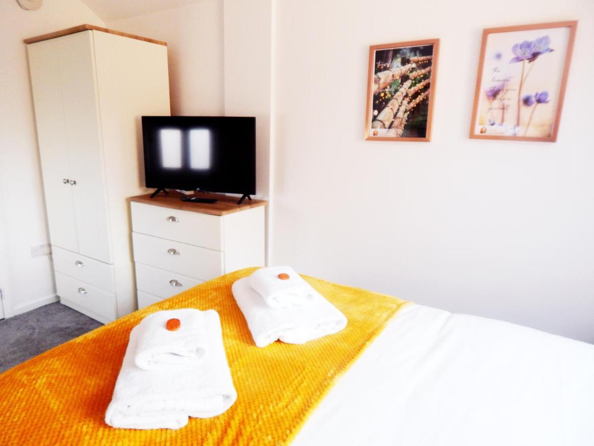 Modern, Well Located En-Suite Rooms With Parking - Orbitat Accommodations Cambridge  Exterior photo